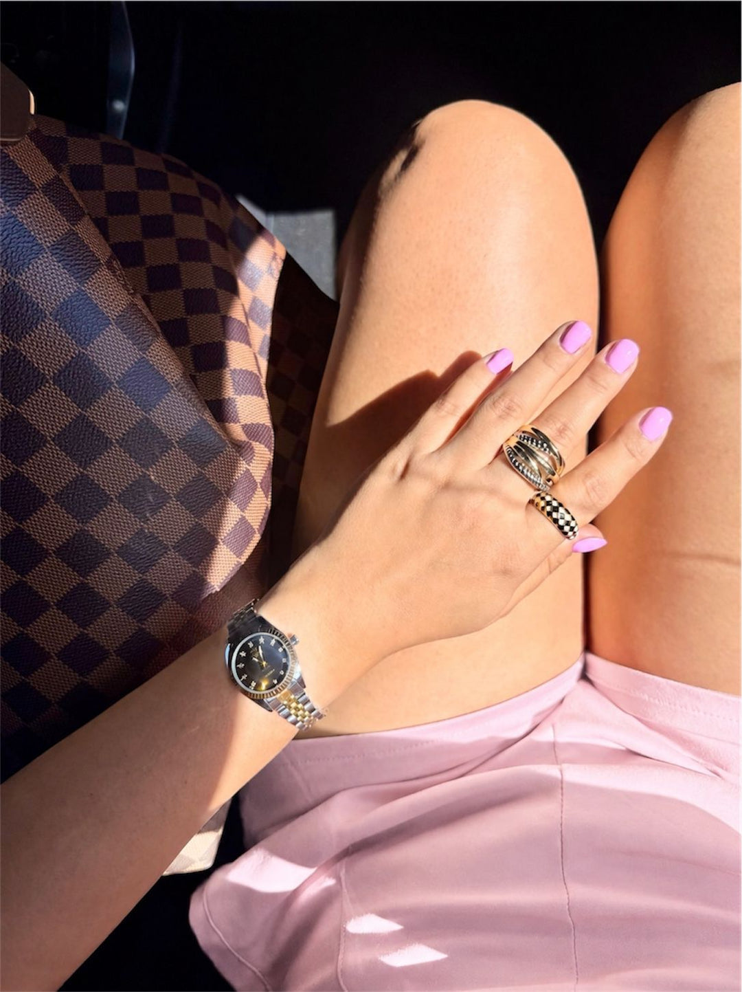 The art of wearing the same jewelry without anyone noticing