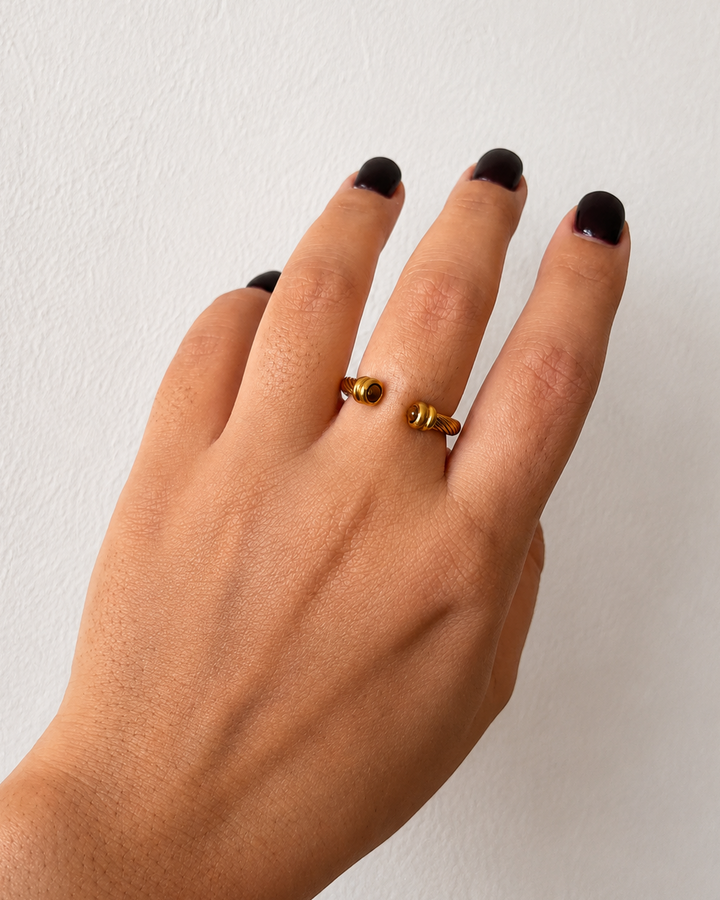 Anillo de oro de ceniza