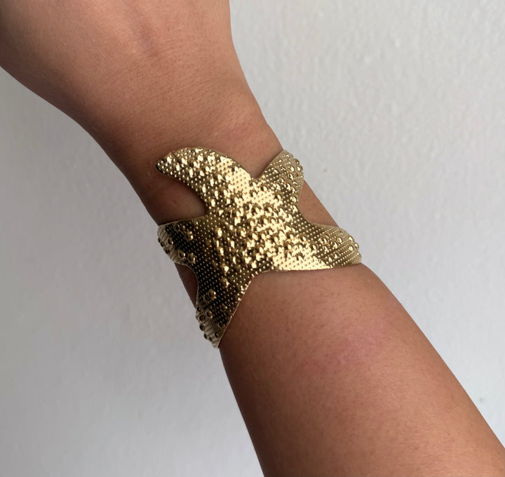 Brazalete de estrella dorada