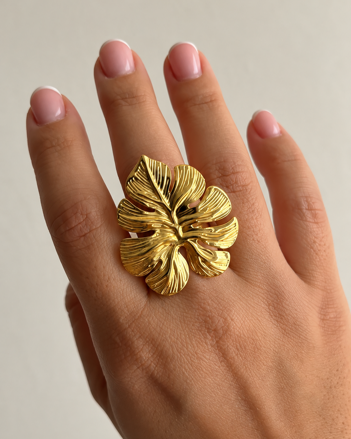 Conjunto de pendientes y anillo de hoja de Tina