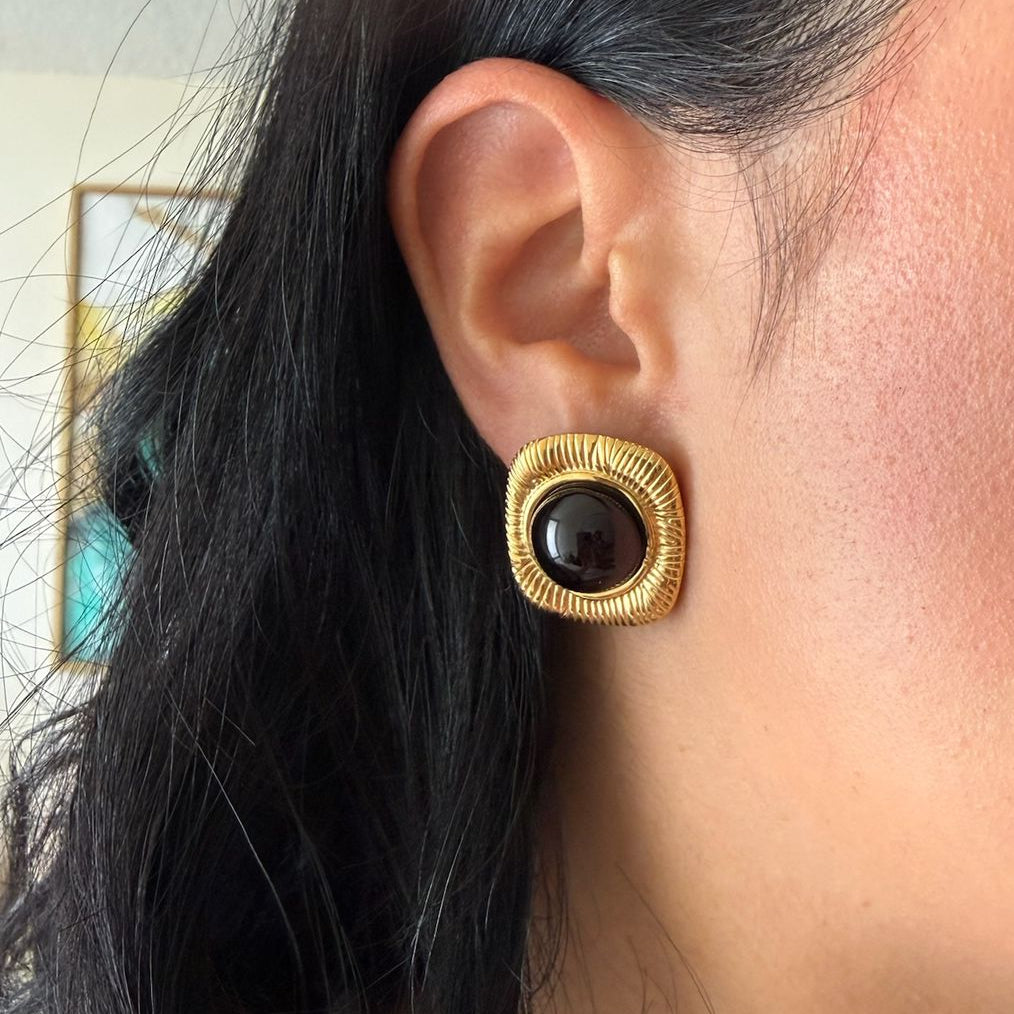 Natha Gold Oval Black Stone Statementes