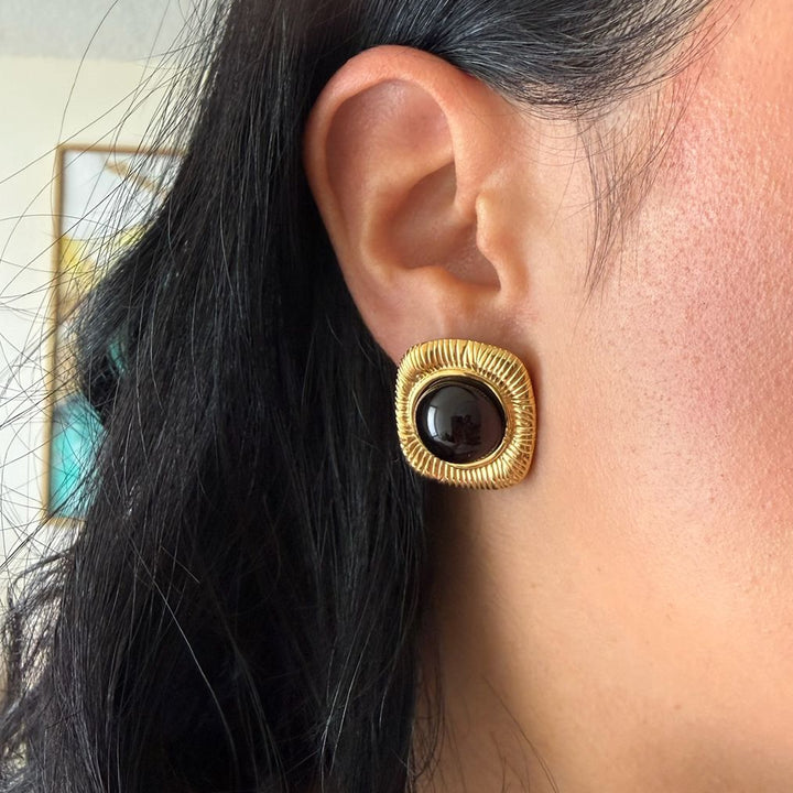 Natha Gold Oval Black Stone Statementes